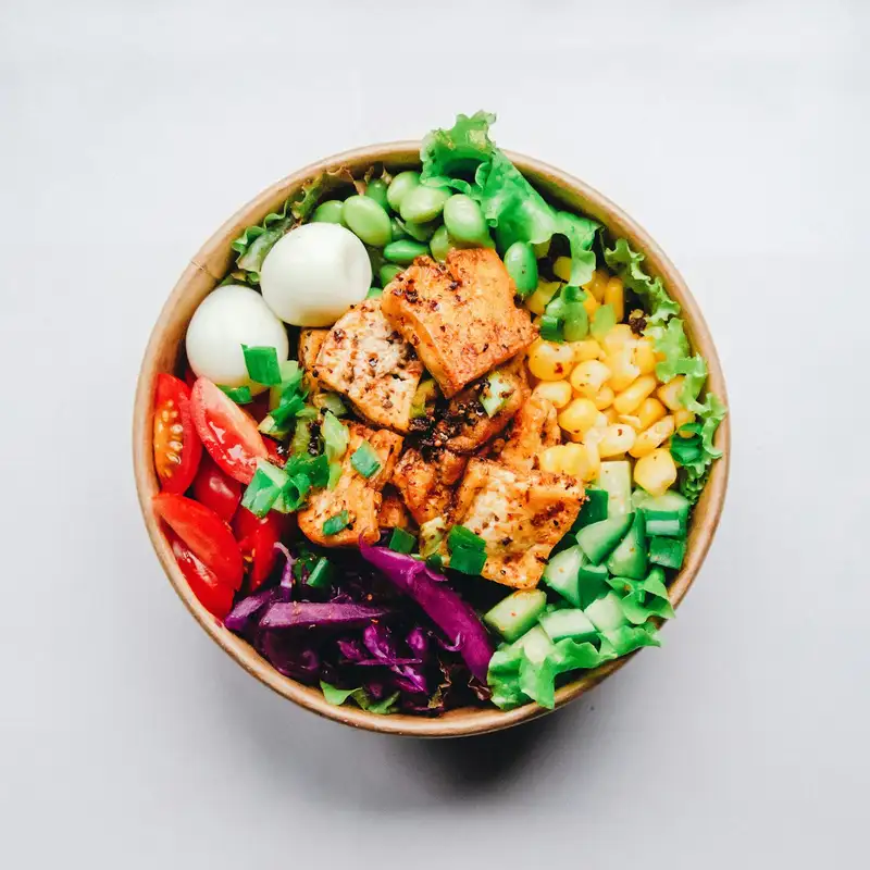 Spiced chicken rice bowl with vegetables